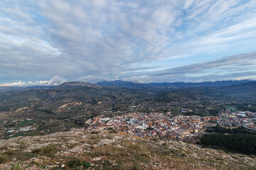 Vistas de la vila de Cocentaina y el valle desde el cerro de San Cristobal, Alicante, Espa&ntilde;a
