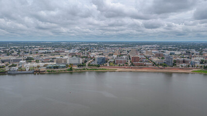 Obraz premium Aerial View of the Evansville Indiana Skyline Along the Ohio River on a Cloudy Summer Day.