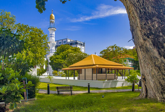Kalhu Vakaru Miskiy together with minaret of Masjid-al-Sultan Muhammad Thakurufaanu Al Auzam. Male, Maldives