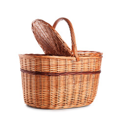 Obraz premium Wicker picnic basket on white background