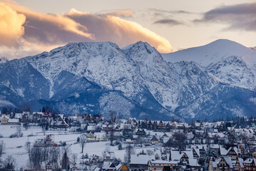 Giewont &ndash; masyw g&oacute;rski w Tatrach Zachodnich o wysokości 1895 m n.p.m. 