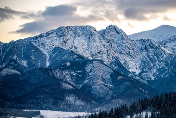 Giewont &ndash; masyw g&oacute;rski w Tatrach Zachodnich o wysokości 1895 m n.p.m. 