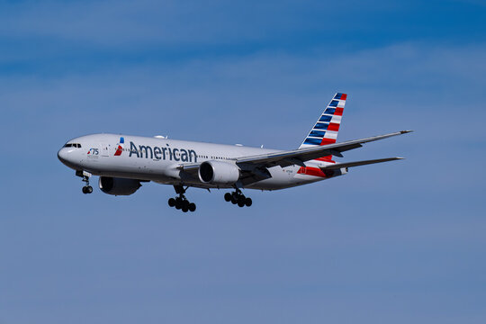sky harbor airport 12-28-2025 Phoenix, AZ USAAmerican Airlines Boeing 777-200 N751AN landing on runway 26 at Phoenix Sky Harbor Intl. Airport.