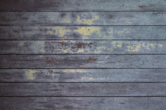 Verwitterte, lackierte Holzwand