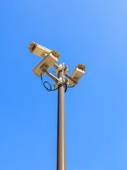 都会のビル街に設置された防犯カメラ