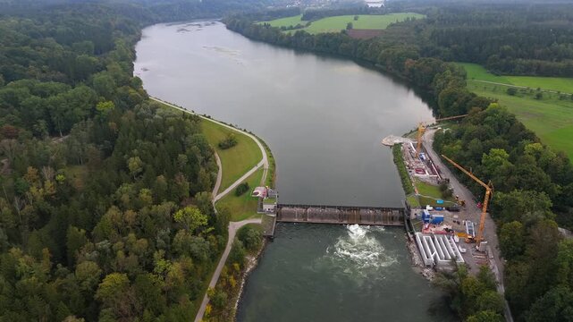Luftaufnahme der Lechstaustufe 15 in Landsberg am Lech. Staustufe wird saniert, inklusive Fischtreppen. EU-Wasserrahmenrichtlinie wird umgesetzt. Stauwehr and fish ladders protect migratory fish.