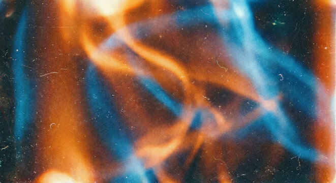 Abstrakte, leuchtende Flammen in dynamischem Orange und Blau mit einer k&ouml;rnigen, fast &auml;therischen Textur, die Energie und Bewegung darstellt.