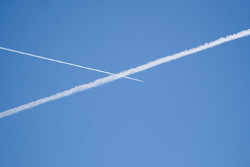 Traces blanches dans le ciel .