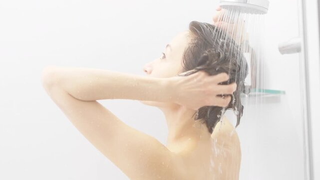 体を洗う女性　ビューティイメージ