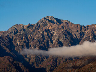 雲間に現れた北アルプス　長野県白馬村 © RATM