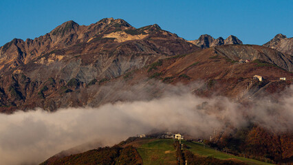 雲間に現れた北アルプス　長野県白馬村 © RATM
