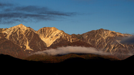 雲間に現れた北アルプス　長野県白馬村 © RATM