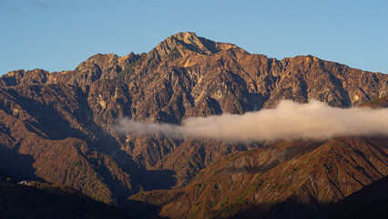 雲間に現れた北アルプス　長野県白馬村 © RATM