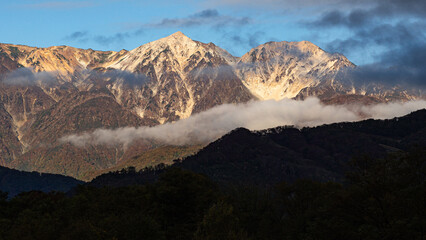 雲間に現れた北アルプス　長野県白馬村 © RATM