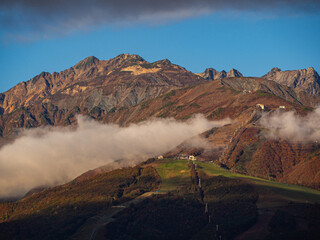 雲間に現れた北アルプス　長野県白馬村