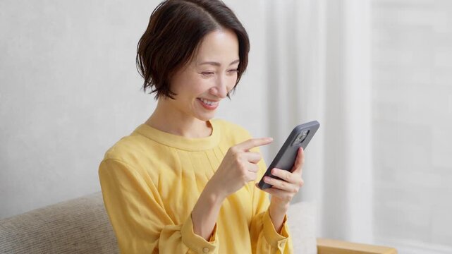 スマートフォンを操作する女性　ライフスタイルイメージ