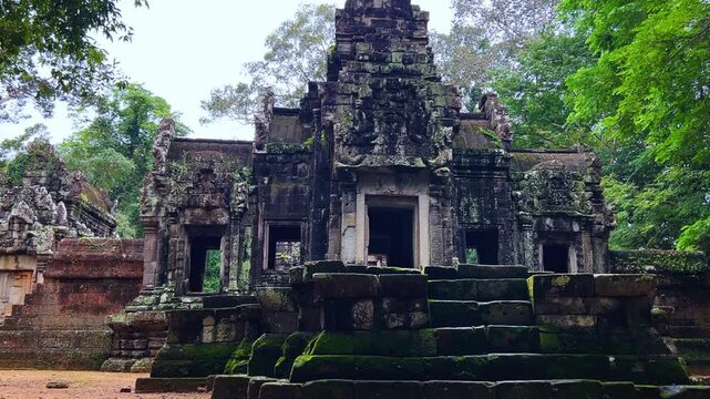 Tommanon Temple, Cambodia. One of the two Hindu temples in Angkor. Built during the reign of Suryavarman II. Decorated with images of deities. Dedicated to Shiva and Vishnu. 4К