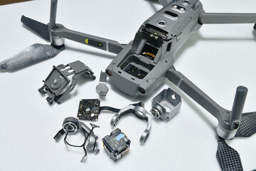 修理中のドローン