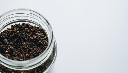 ガラス瓶に入った豊かな土のマクロショット