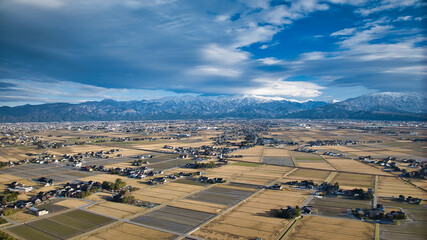 日本海の沿岸から見た黒部川扇状地や周辺の地形の様子などの風景
