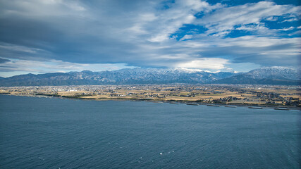 日本海の沿岸から見た黒部川扇状地や周辺の地形の様子などの風景