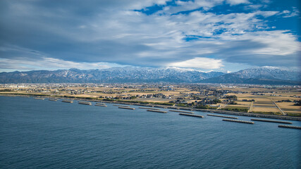 日本海の沿岸から見た黒部川扇状地や周辺の地形の様子などの風景