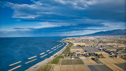 日本海の沿岸から見た黒部川扇状地や周辺の地形の様子などの風景