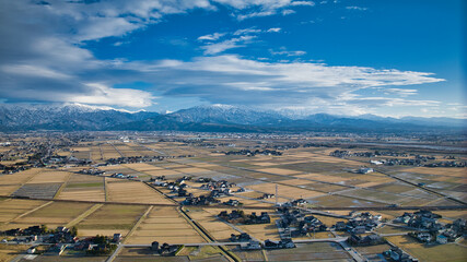 日本海の沿岸から見た黒部川扇状地や周辺の地形の様子などの風景