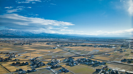 日本海の沿岸から見た黒部川扇状地や周辺の地形の様子などの風景