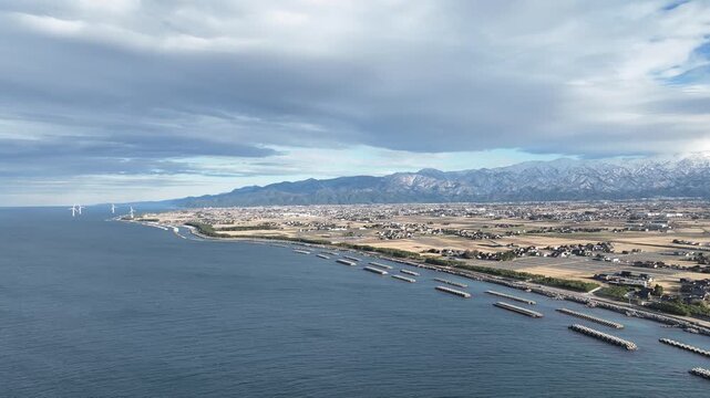 冬の海岸線からみた黒部川扇状地とその周辺の風景