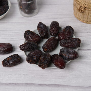  Premium Fard khajur featuring dark brown to black skin, firm texture, and naturally mild sweetness. Fard dates are known for their long shelf life and chewy bite, making them a popular choice for dai