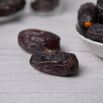 Premium Kalmi dates featuring a firm yet chewy texture, deep brown color, and naturally sweet flavor. Kalmi dates are widely enjoyed as a nutritious dry fruit and commonly consumed during fasting, fes