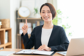 リビングで商談をするビジネスウーマン