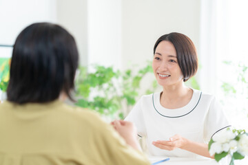 カウンセリングをする女性エステティシャン