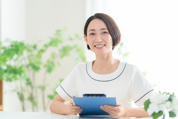 カウンセリングをする女性エステティシャン