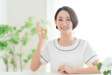 カウンセリングをする女性エステティシャン