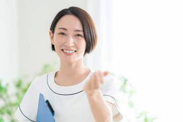 カウンセリングをする女性エステティシャン