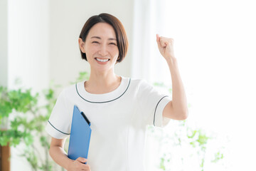 カウンセリングをする女性エステティシャン