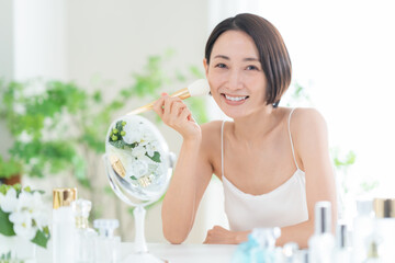 スキンケアをするミドルの女性