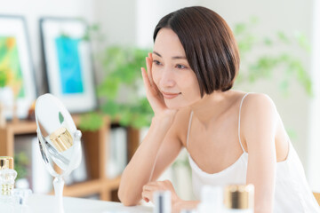 スキンケアをするミドルの女性