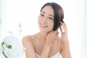 スキンケアをするミドルの女性