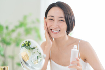 スキンケアをするミドルの女性