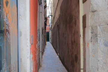 Obraz premium 古い建物の間に続く非常に狭い路地