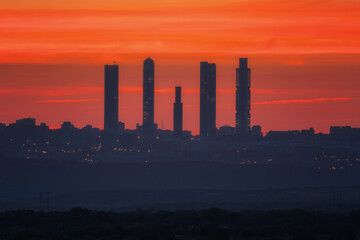 Fototapeta premium City skyline silhouette at dramatic orange sunset