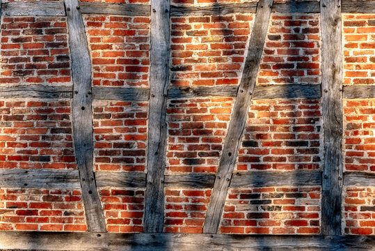 Ansicht einer fensterlosen Au&szlig;en- oder Hauswand eines mitelalterlichen Fachwerksbaus mit Gefachen, und leicht verwitterten Holzbalken
