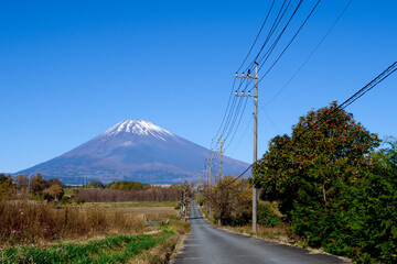 富士山へと続くまっすぐな舗装路と電線