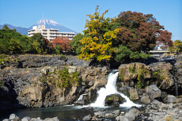 鮎壺の滝と富士山