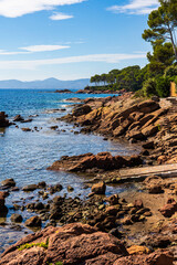 Obraz premium Apartment buildings and villas along the coast between Pointe des Cadéous and Dramont in Saint-Raphaël