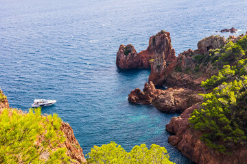 Small yacht among the red rocks of Cap Dramont in Saint-Rapha&euml;l
