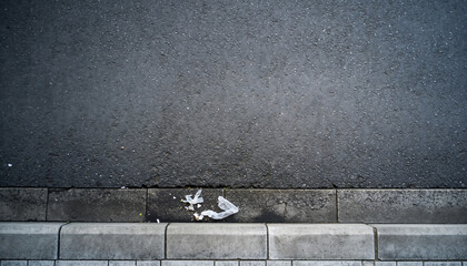真上から見たアスファルトの路面とプラスチックごみ